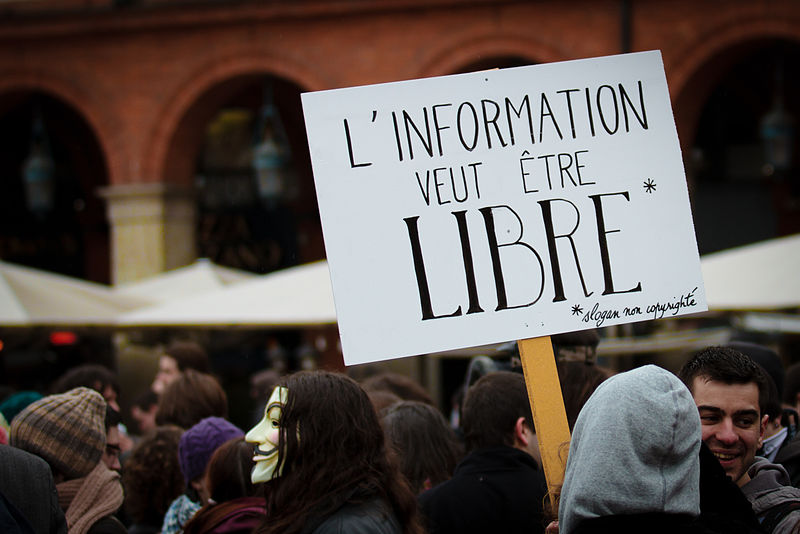 "A informação quer ser livre. *slogan sem copyright". Imagem do protesto contra o ACTA em Toulouse. Crédito: Pierre-Selim Huard.